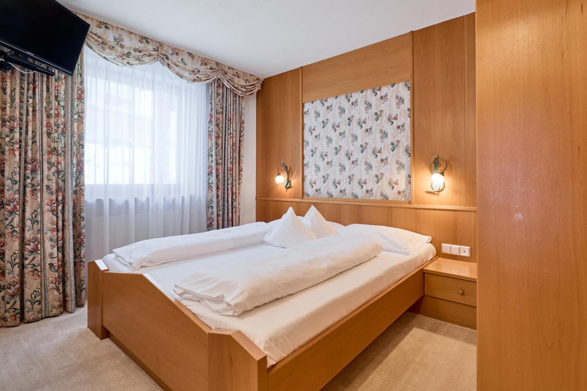 Berghotel ราชีเนส ภายนอก รูปภาพ