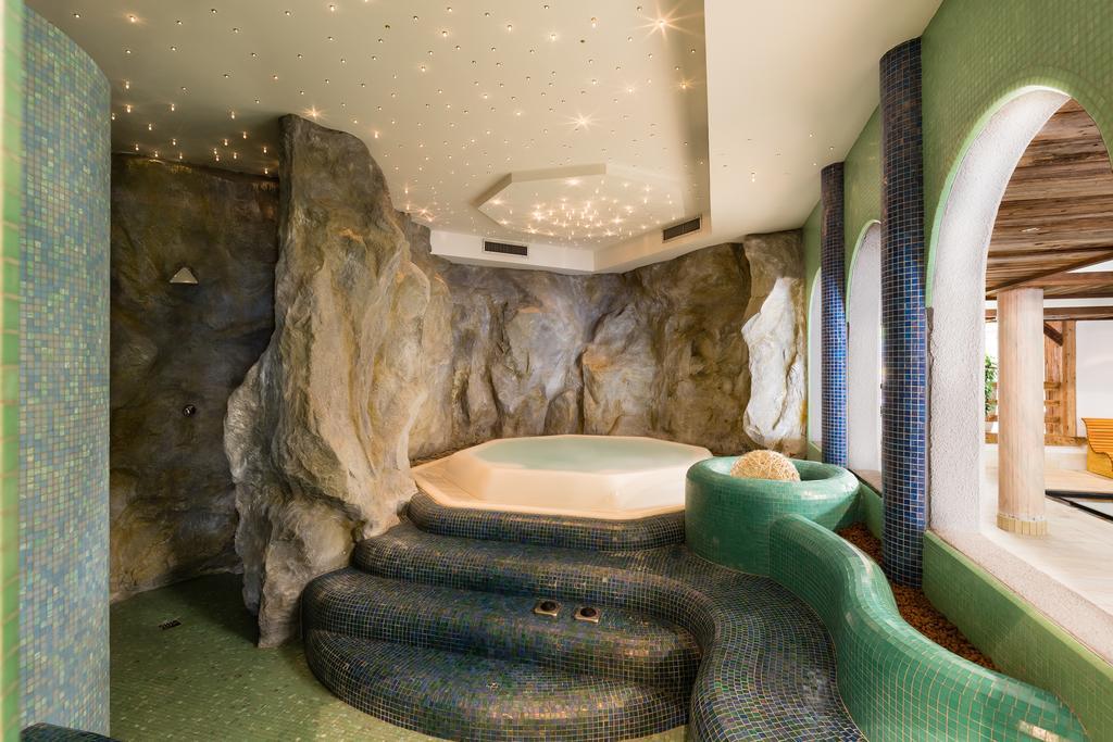 Berghotel ราชีเนส ภายนอก รูปภาพ